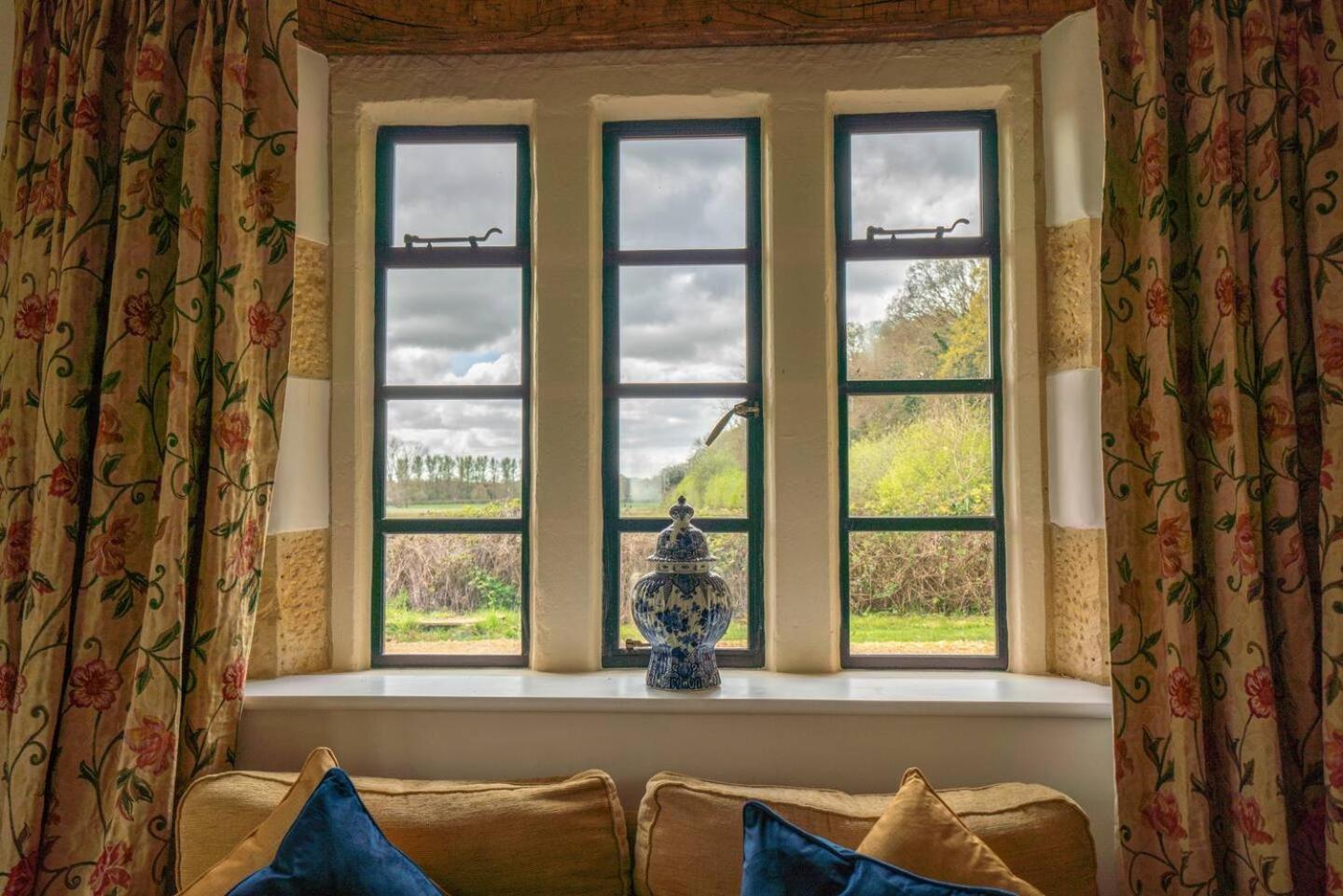 Pass The Keys Fourshires Lodge Wonderful Panoramic Views Moreton-in-Marsh Eksteriør billede